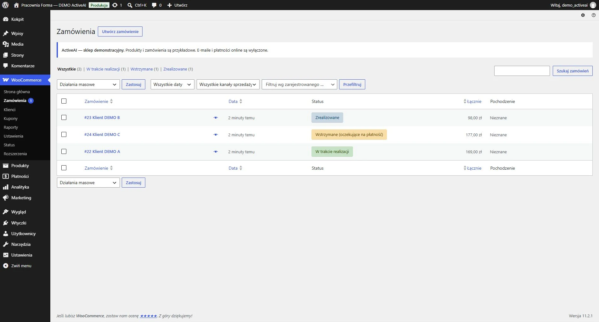 Trzy przykładowe zamówienia WooCommerce z różnymi statusami